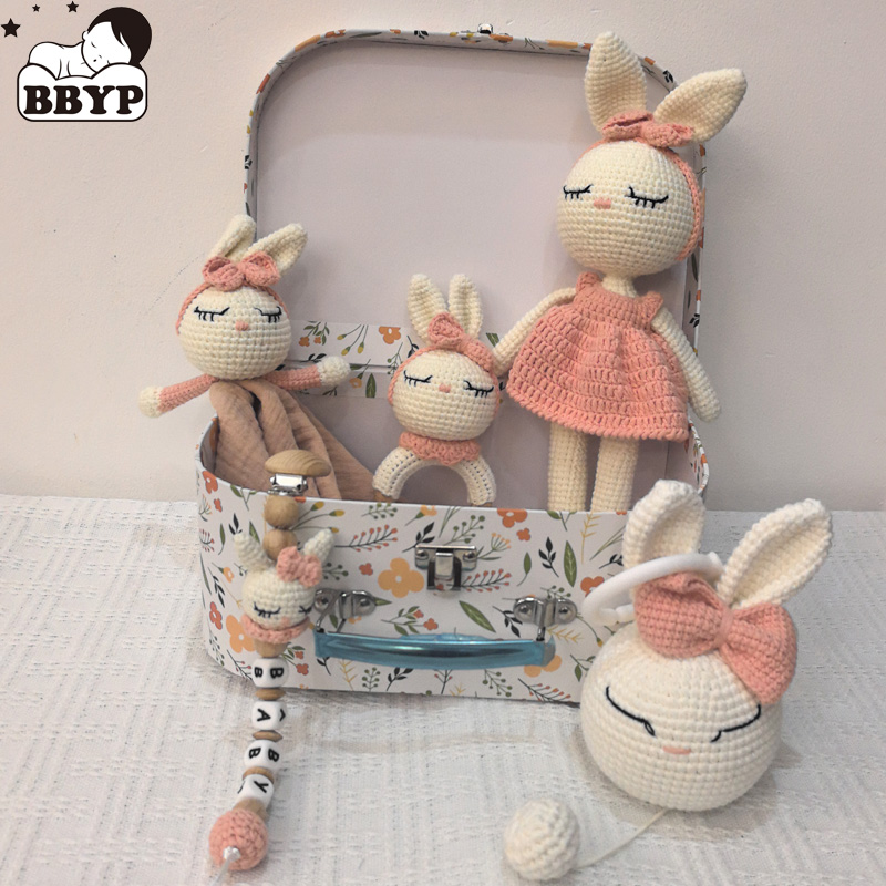 Gift Box Wrap Set - ตุ๊กตา Stitch กระต่ายกัดน่ารักสำหรับเด็กทารก1เซ็ตโครเชต์ของเล่นตุ๊กตาแบบสั่นสำหรับทารกแรกเกิดผ้าหุ้มตัวเด็กคลอดทารกของขวัญห้องอาบน้ำ